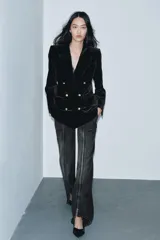 Pantalón de jean negro de tiro medio, corte wide leg y largo hasta el tobillo. Tiene bolsillos delanteros y traseros, trabillas en la cintura, efecto lavado y cremalleras metálicas en el ruedo.