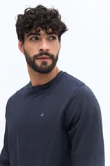 Remera de manga larga con cuello redondo, confeccionada en algodón, con logo bordado pequeño en el pecho.