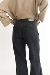 Pantalón de jean celeste de corte wide leg y tiro alto.