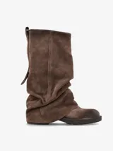 Bota de caña media confeccionada en gamuza color marrón, con silueta relajada y efecto levemente fruncido en la caña. Posee base baja y suela resistente.