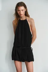 Vestido corto de cuello halter con lazada ajustable, diseño con bajo acabado tipo globo y cinturón fino integrado con hebilla metálica.