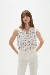Musculosa de poliéster color blanco, con cuello en V y diseño holgado sin mangas.