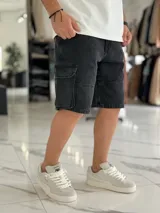 Bermuda cargo de jean color beige, con bolsillos laterales con solapa en las piernas y corte holgado.