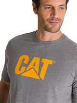 Remera gris melange de manga corta con el logo de CAT estampado en color amarillo en el pecho.