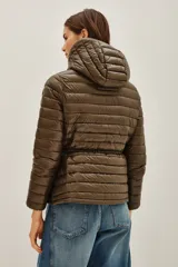 Campera puffer negra con capucha, cierre frontal con doble cremallera y diseño entallado en la cintura.