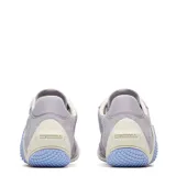 Championes Merrell modelo Relay Fly Vent Se, en color lila. Presentan un diseño moderno con paneles de gamuza y material sintético, cordones blancos y una suela texturizada distintiva en tonos azulados y crema.