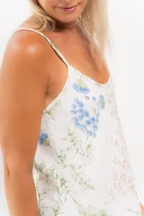 Camisón de seda con estampado floral, breteles finos y largo por encima de la rodilla.