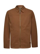 Chaqueta de canvas color marrón, con cierre frontal completo, cuello clásico y forro interior de sherpa. Presenta dos bolsillos frontales tipo parche y corte regular.