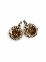 Aros argolla de acero quirúrgico con dije circular de resina brillante con incrustaciones de strass y centro texturizado dorado.