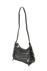 Cartera tipo morral de poliuretano símil cuero color plateado, con múltiples bolsillos frontales con cierre y correa larga ajustable.