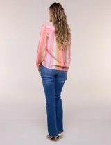 Blusa de gasa Zac & Rachel con estampado de rayas verticales en tonos rosados, amarillos y blancos. Presenta escote en V con cuello mao, cierre frontal con botones, un bolsillo aplicado en el pecho, mangas largas con presilla para regular el largo y detalle de nudo en el dobladillo inferior.