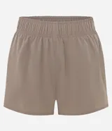 Bermuda deportiva Get Over modelo runner color beige, con cintura elástica, bajo redondeado y aberturas laterales. Cuenta con un pequeño bolsillo funcional trasero.