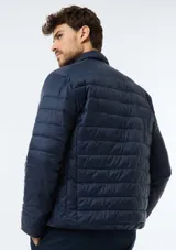 Campera puffer azul marino, con diseño acolchado de líneas horizontales, cuello alto y cierre frontal completo.