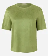 Blusa color marrón confeccionada en gamuza sintética, con cuello redondo y mangas cortas.