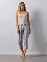 Pantalón capri de gabardina elastizada estampada, marca Zac & Rachel, con pretina ancha elastizada.