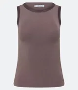 Top sin mangas color rosa claro, de corte ajustado, con cuello redondo y ribete de satén en el cuello y las sisas.