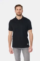 Remera polo de jersey de algodón color azul marino, con logo bordado en el pecho, botones personalizados y rayas en cuello y mangas en contraste.