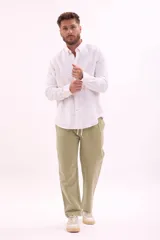 Camisa blanca de lino, corte regular, manga larga y cuello abotonado.