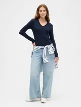 Remera de manga larga con escote en V, confeccionada en tejido de algodón suave y elástico, con un corte ajustado al cuerpo.