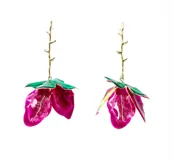 Caravanas colgantes con forma de flor invertida, con pétalos fucsia y hojas verdes, y un tallo dorado.