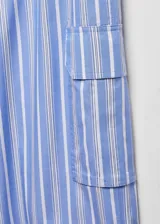 Pantalon cargo de corte recto con estampado de rayas verticales en tonos azul y blanco. Presenta cintura elástica con cordón ajustable, bolsillos laterales y bolsillos de solapa en los costados.