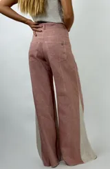 Pantalón de lino color marrón con paneles laterales en color crema y corte acampanado.