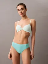 Bombacha clásica celeste de microfibra suave, con cintura elástica y logo de Calvin Klein.