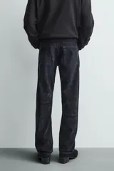 Pantalón de corte recto confeccionado en tejido de pana, con diseño de cinco bolsillos, cierre frontal con cremallera y botón.