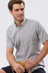 Camisa sport celeste de manga corta con cuello abotonado y bolsillo frontal en el pecho.