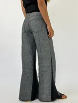 Pantalón de lino color marrón con paneles laterales en color crema y corte acampanado.