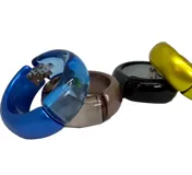 Pulsera rígida de resina azul y gris translúcido.