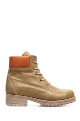 Borcego color marrón claro de cuero liso, con cordones y suela de goma.