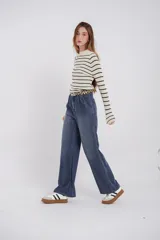 Media polera de tejido de punto acanalado, con diseño a rayas horizontales en blanco y negro, cuello alto y manga larga.