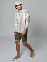 Bermuda blanca de algodón y poliéster, corte regular fit, con cinturón, dos bolsillos delanteros, dos bolsillos traseros, un bolsillo relojero y botamanga con presilla.