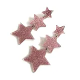 Aros colgantes dorados con tres estrellas espejadas de diferentes tamaños unidas por argollas.