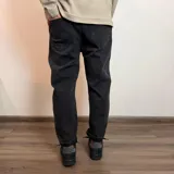 Jean de corte mom con efecto lavado, tiro medio y largo al tobillo.