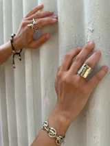 Anillo ancho de alpaca con textura irregular.