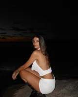 Top blanco con escote halter y espalda descubierta.