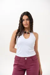 Top blanco básico de corte al cuerpo, con escote halter pronunciado en V y espalda semi descubierta.