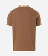 Remera polo marrón de tejido de tricot texturizado, de manga corta, con cuello polo abotonado y detalles de rayas blancas en el cuello.