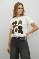 Remera de algodón negra de manga corta con cuello redondo. Presenta un estampado frontal abstracto compuesto por líneas verticales en tonos azules y detalles de lentejuelas plateadas, acompañado por el texto 'ABSTRACT MOTION'.