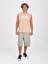 Musculosa negra de corte recto, sin mangas y con cuello redondo. Presenta un estampado frontal en blanco con texto en tipografía estilo retro.