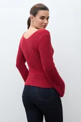 Sweater de punto acanalado color rojo, con escote en V, mangas largas acampanadas y lazo ajustable en la cintura.