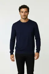 Sweater de algodón de corte slim fit, con cuello redondo y mangas largas. Diseño liso con puños y ruedo acanalados.