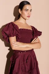 Top corto color bordó con escote cuadrado, cuerpo fruncido y mangas abullonadas con volados.