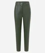 Pantalón legging color beige con frente de poliuretano que imita cuero y parte trasera de punto roma. Presenta detalle de cadena metálica en la cintura y cierre frontal.