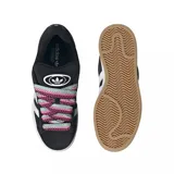 Championes Adidas Campus 00s negros con las tres tiras blancas y cordones estampados.