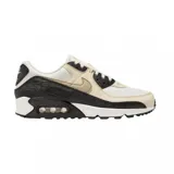 Championes Nike Air Max 90 con diseño clásico, combinando paneles de cuero blanco, beige y detalles en negro con textura de reptil. Cuenta con la icónica unidad de aire visible en el talón y suela de goma resistente.