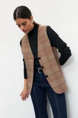 Polera de tejido de punto con cuello alto y diseño de rayas verticales sutiles. Presenta un ajuste al cuerpo y mangas largas.