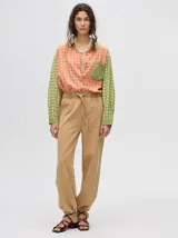 Pantalón de jean color gris oscuro con efecto acid wash, corte relajado y recto, con cintura elástica y cordón ajustable.